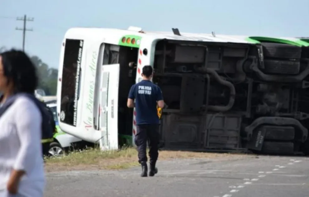 Dos muertos en el accidente tras el vuelco de un micro en ruta 2 | El ...