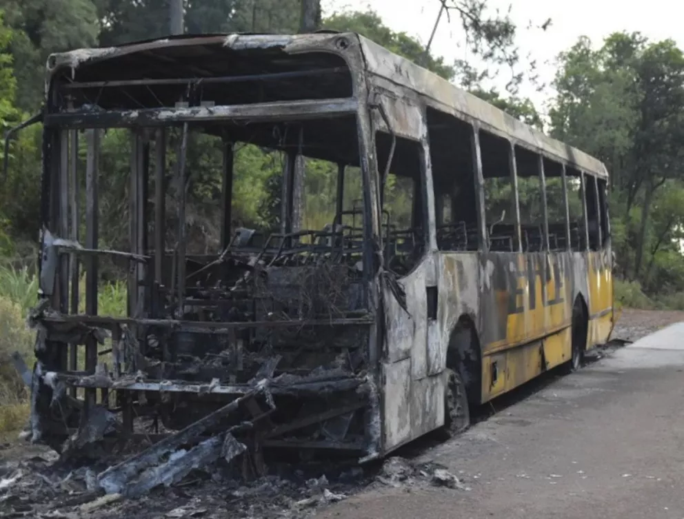 Santiago de Liniers: un colectivo urbano se incendió tras un desperfecto