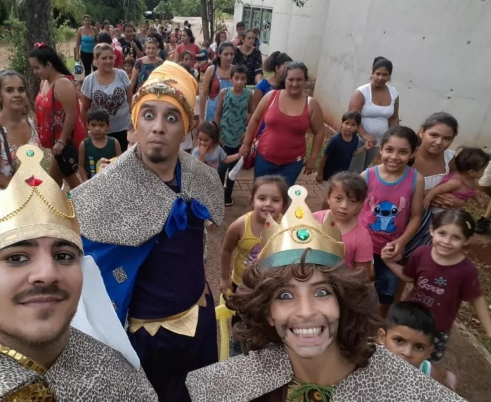 Más de 200 niños recibieron a los Reyes Magos en la Cruz de Santa Ana