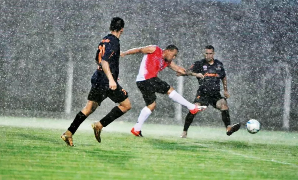 Bajo un diluvio, Guaraní ganó 3 a 0 su primer amistoso del año