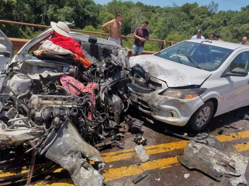 El accidente en el puente del arroyo Itacuruzú lo protagonizaraon un colectivo de media distancia y dos automóviles