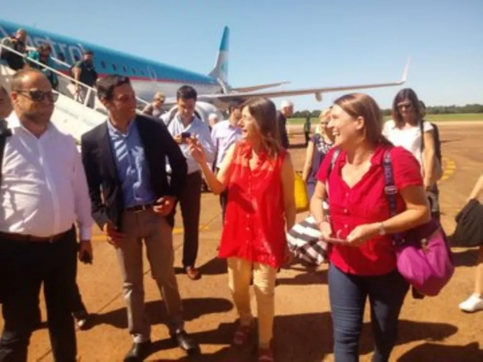 Sabrina Frederic fue recibida por el ministro de Gobierno de Misiones, Marcelo Pérez, en el aeropuerto de Iguazú