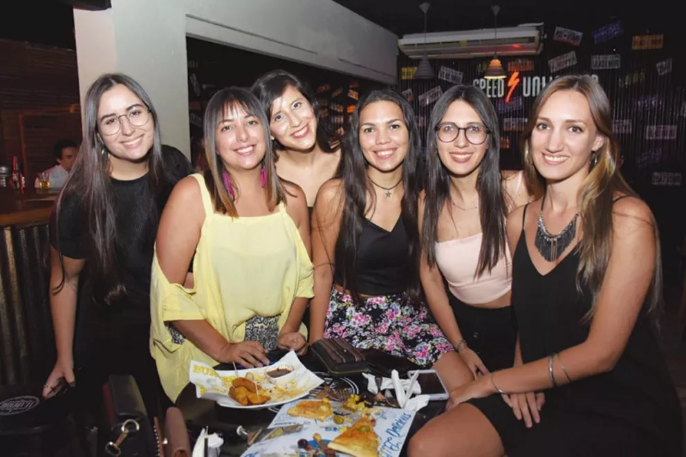 Giuliana Lovello, Yanina Martelotte, Luciana Mieres, Abigail Sosa, Niala Obregón (festejando su cumpleaños) y Natalia Chamorro.