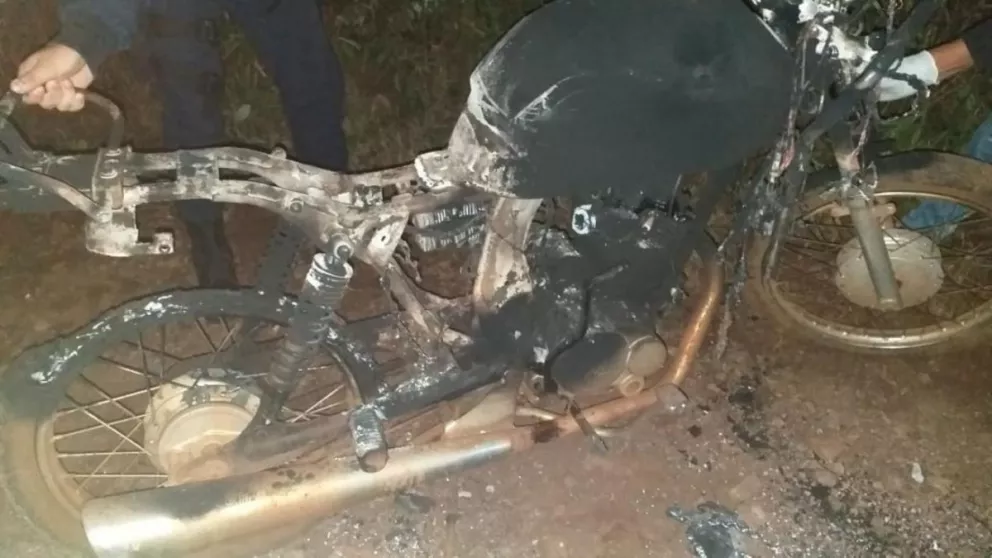 La moto quedó calcinada luego de que los motociclistas engancharan el cable de alta tensión en la ruta provincial 13