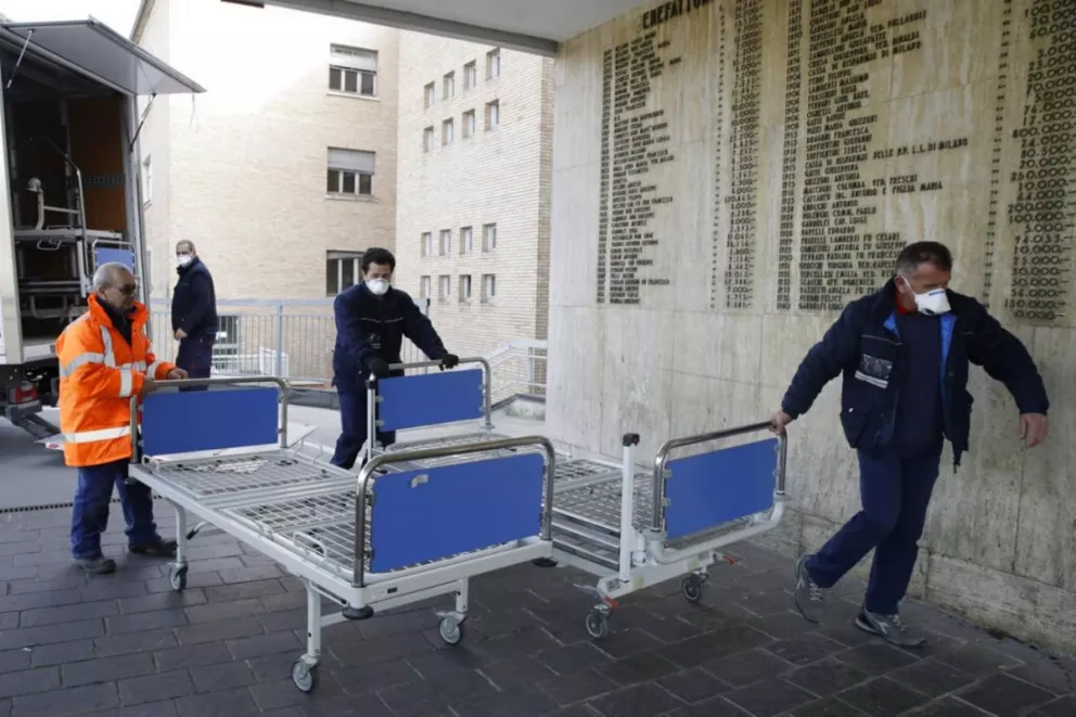 Trabajadores llevan nuevas camas al interior del hospital de Codogno, cerca de Lodi, en el norte de Italia.