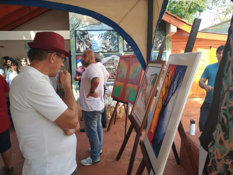 La muestra de arte de pintores salteños ya está expuesta en la ciudad de las Cataratas