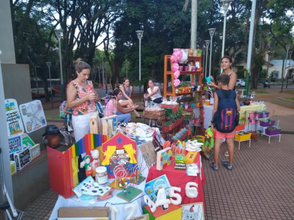 Las emprendedores exponen sus productos en la plaza de Puerto Iguazú