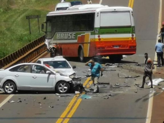 El accidente en el puente del arroyo Itacuruzú lo protagonizaraon un colectivo de media distancia y dos automóviles El accidente en el puente del arroyo Itacuruzú lo protagonizaraon un colectivo de media distancia y dos automóviles