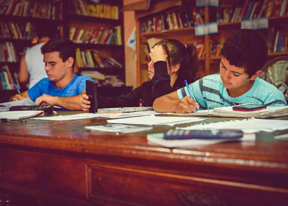 Los jóvenes asisten a clases de tutoría gratuita en la Biblioteca.