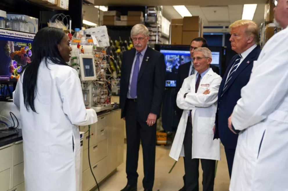 Investigadores hablan con el presidente Donald Trump sobre el desarrollo de una vacuna para el coronavirus, en los Institutos Nacionales de Salud, en Maryland