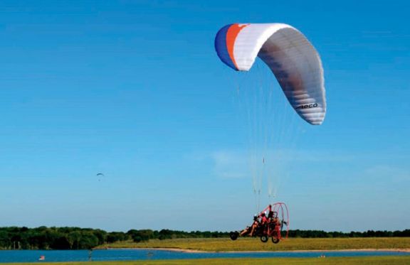 El cielo ituzaingueño se llenó de parapentes El cielo ituzaingueño se llenó de parapentes