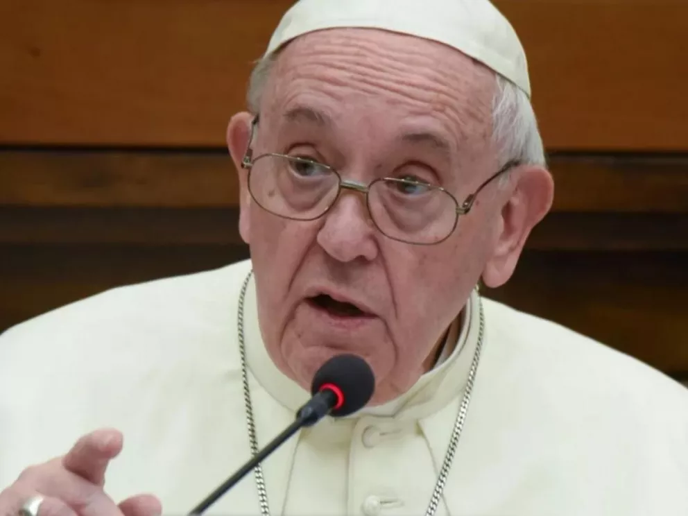 El Papa Francisco cerró la posibilidad de ordenar a casados como sacerdotes