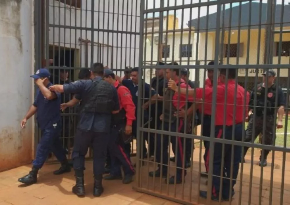 Detienen a 28 guardiacárceles tras masiva fuga de reclusos en Pedro Juan Caballero