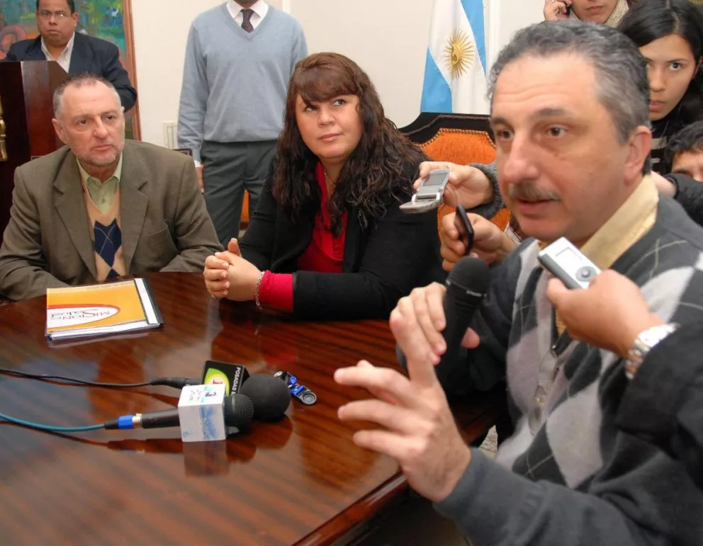 El 30 de junio de 2009 el entonces ministro de Educación, Hugo Passalacqua, el de Salud, José Guccione y la vicegobernadora, Sandra Giménez, anunciaban la suspensión de clases