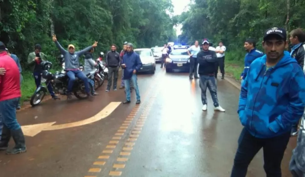 Obreros cortan el acceso al aeropuerto de Iguazú
