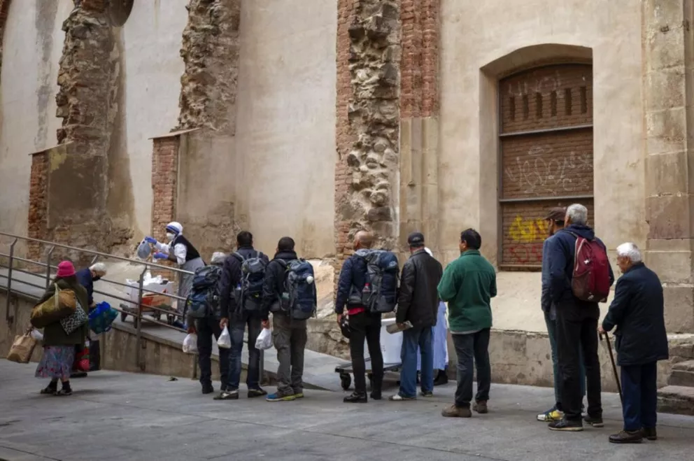 Los sin hogar de Barcelona reciben ayuda para subsistir en medio de la cuarentena