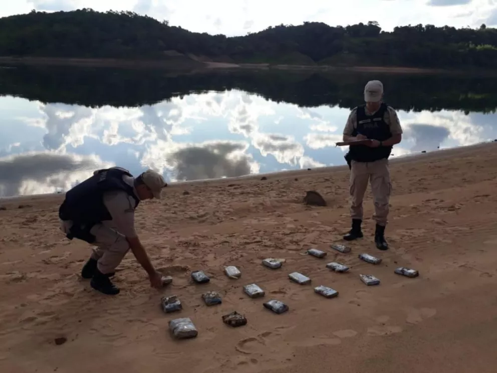 Prefectura encontró 17 kilos de marihuana en el río