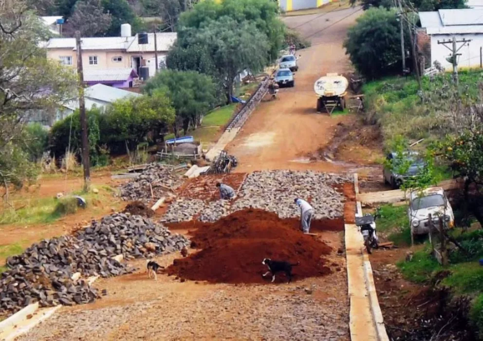 Avanza la reparación de caminos terrados en Irigoyen 