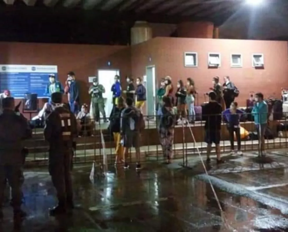 A horas del cierre total de la frontera, ingresaron 30 personas más al país por Iguazú