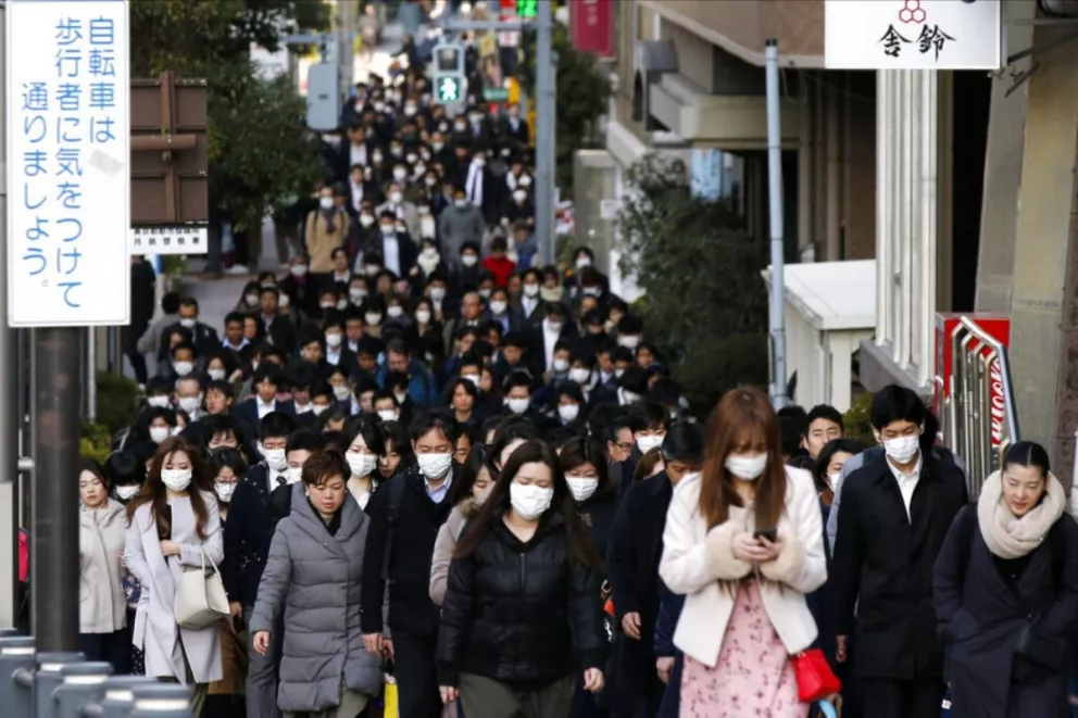Una foto tomada en Tokio, el 20 de febrero pasado, donde la gente se protege por los posibles contagios