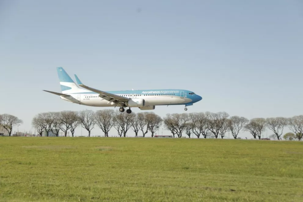 Avión de Aerolíneas Argentinas aterrizando en el Aeroparque Jorge Newbery