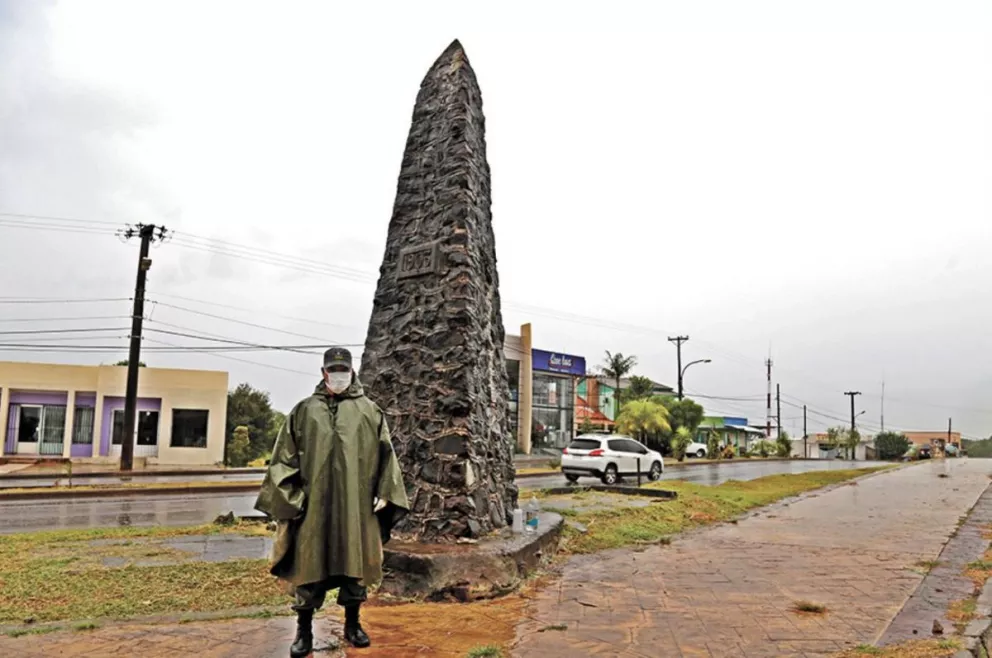 De este lado, la ciudad misionera de Bernardo de Irigoyen; cruzando la calle, Dionisio Cerqueira, Brasil. 
