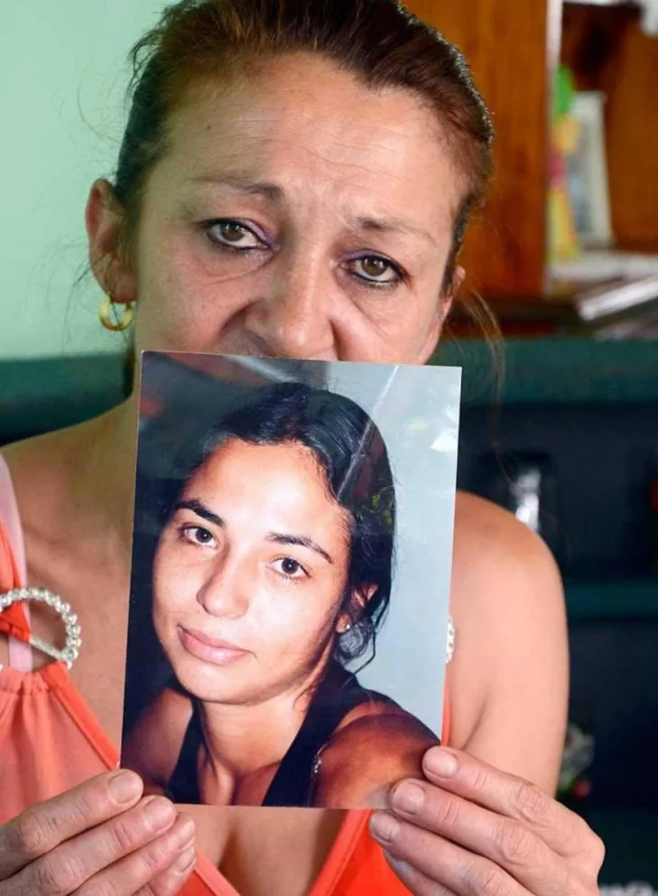 Beatriz Sosa (57) junto a una foto de su hija Miriam.