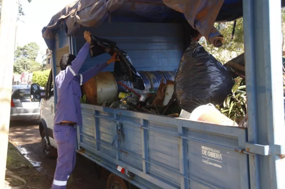 Un operario de la Municipalidad de Oberá carga baasura en un camión durante los operativos de descacharrizado
