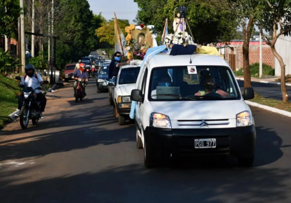 Los fieles veneran a San Cayetano con una caravana de autos 
