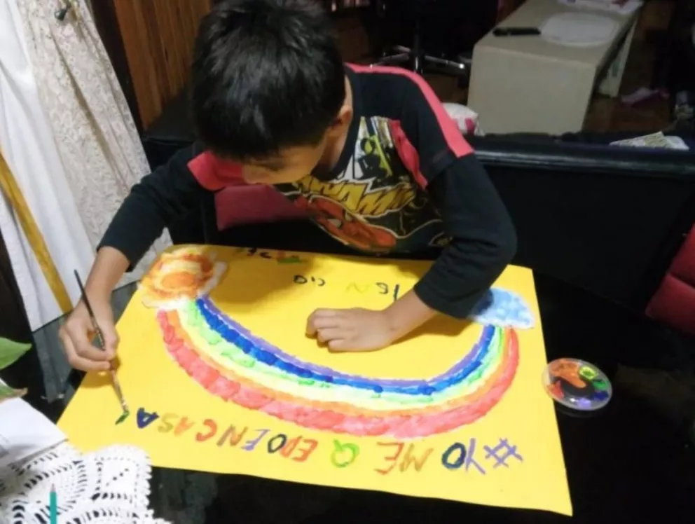 Montecarlo: los niños crean carteles para dar mensajes de esperanza
