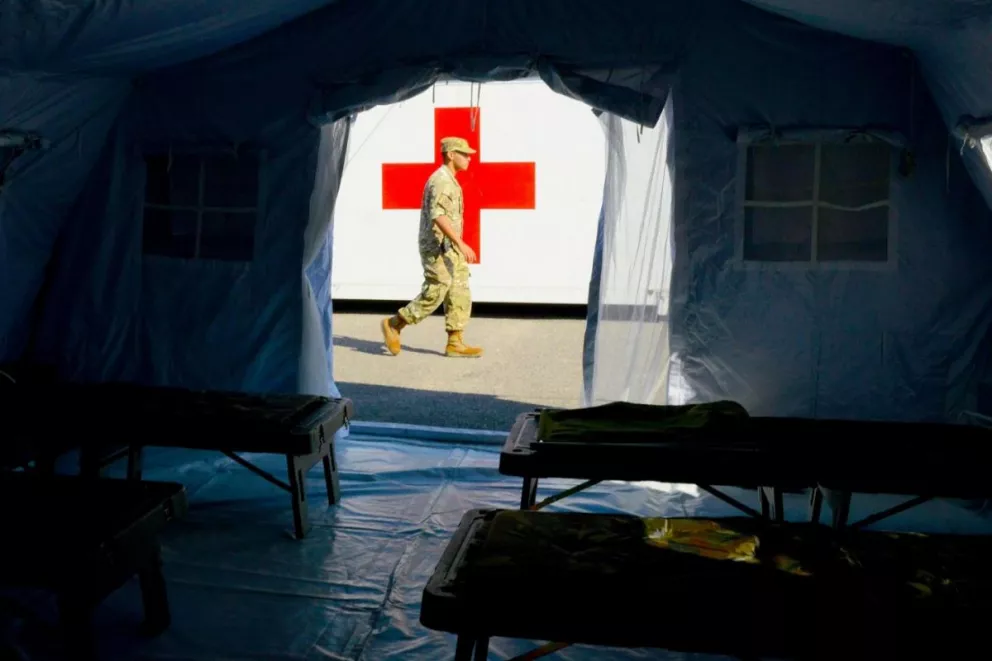 Coronavirus. Un soldado argentino camina entre las carpas del Hospital de Campaña instalado en Campo de Mayo
