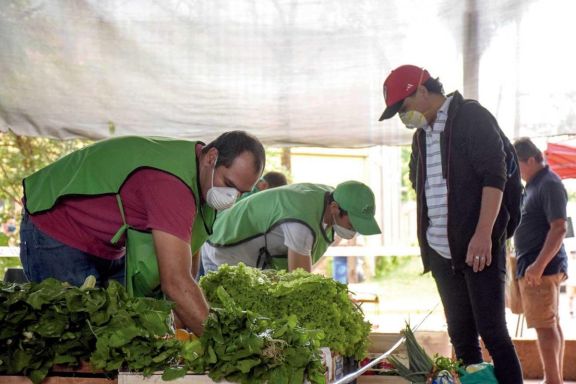 Respetando las medidas, todos usan barbijos y mantienen cierta distancia con los clientes. Respetando las medidas, todos usan barbijos y mantienen cierta distancia con los clientes.