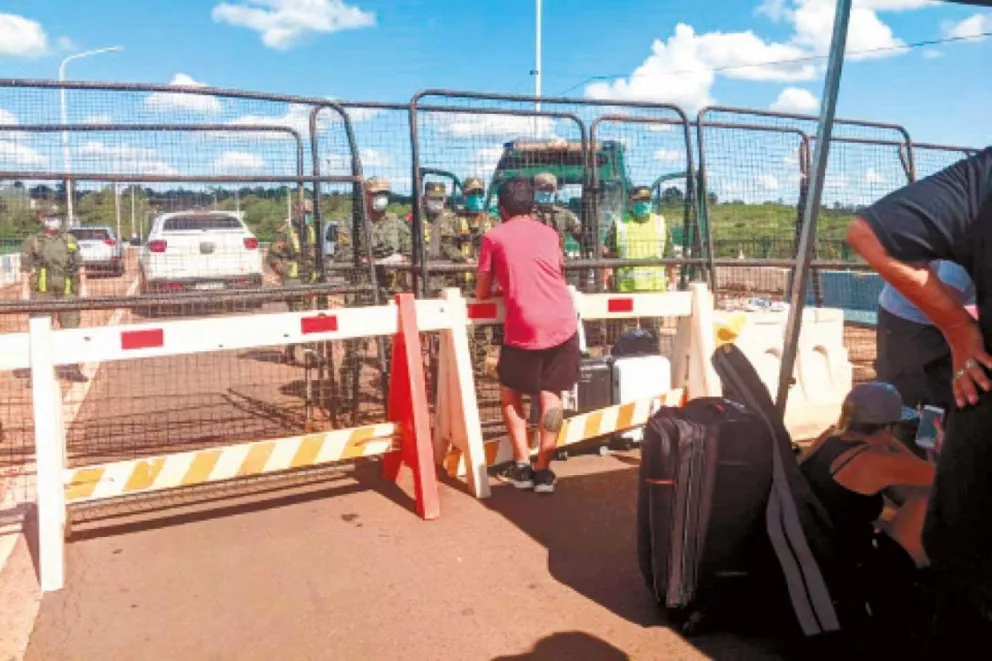 Pese del cierre total del puente Tancredo Neves, ayer 17 turistas quisieron ingresar a Iguazú desde Foz. Anoche estaban en el Centro de Frontera brasileño.