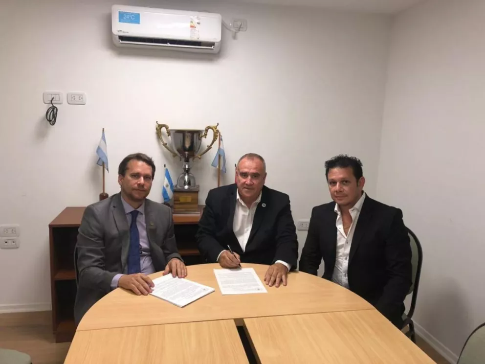 Firmaron el convenio Juan Manuel Fouce, el Sahyum Nim Carlos Méndez (VIII Dan) y el Sabon Federico Esquivel (II Dan)