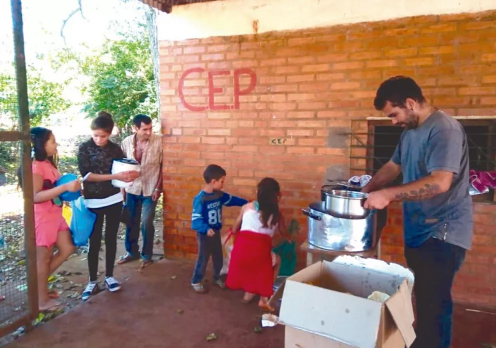 Vecinos preparan comida  para la población vulnerable