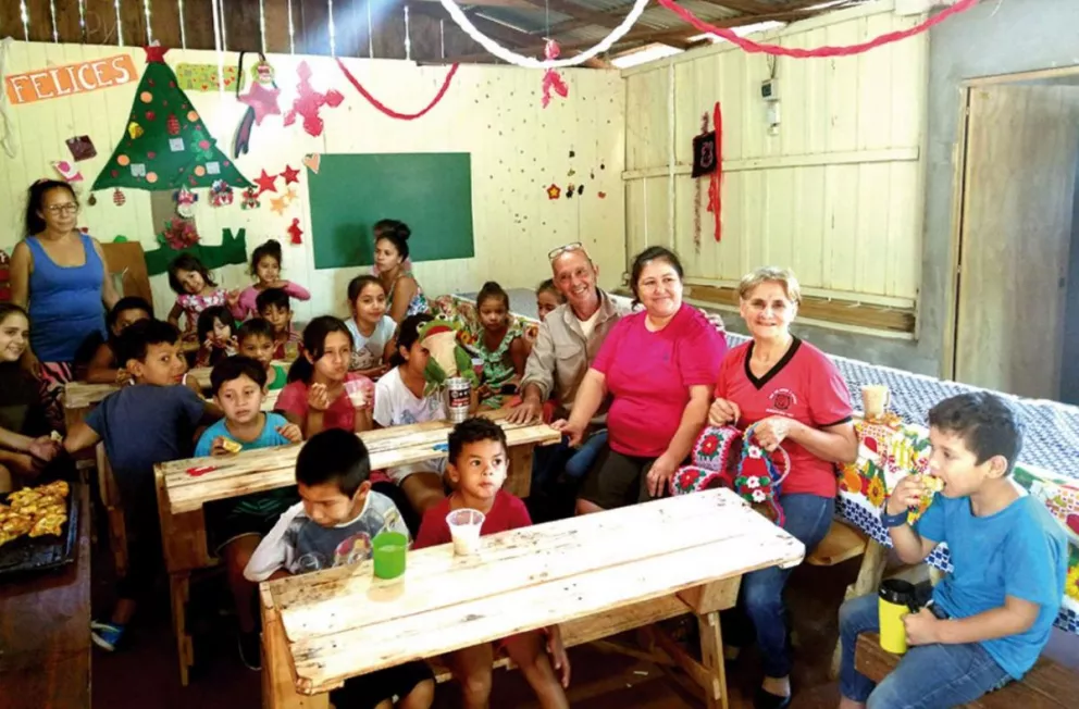 Confeccionan alfombras y cortinas para brindar almuerzo a 70 niños