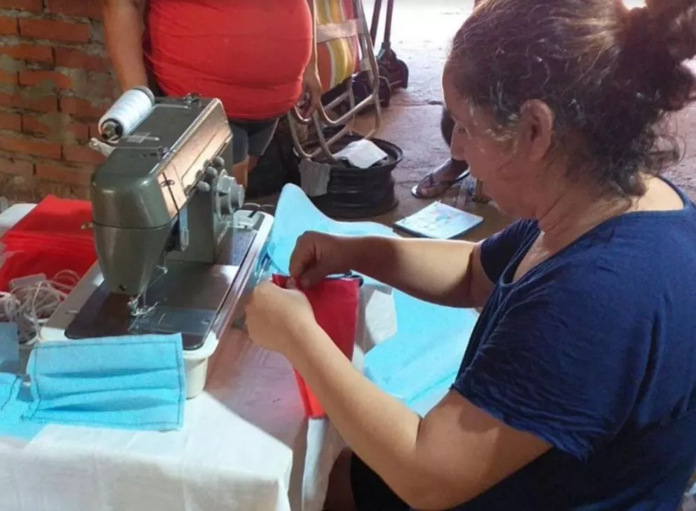 Damas del SACRA de Puerto Esperanza se dedican a la confección de barbijos