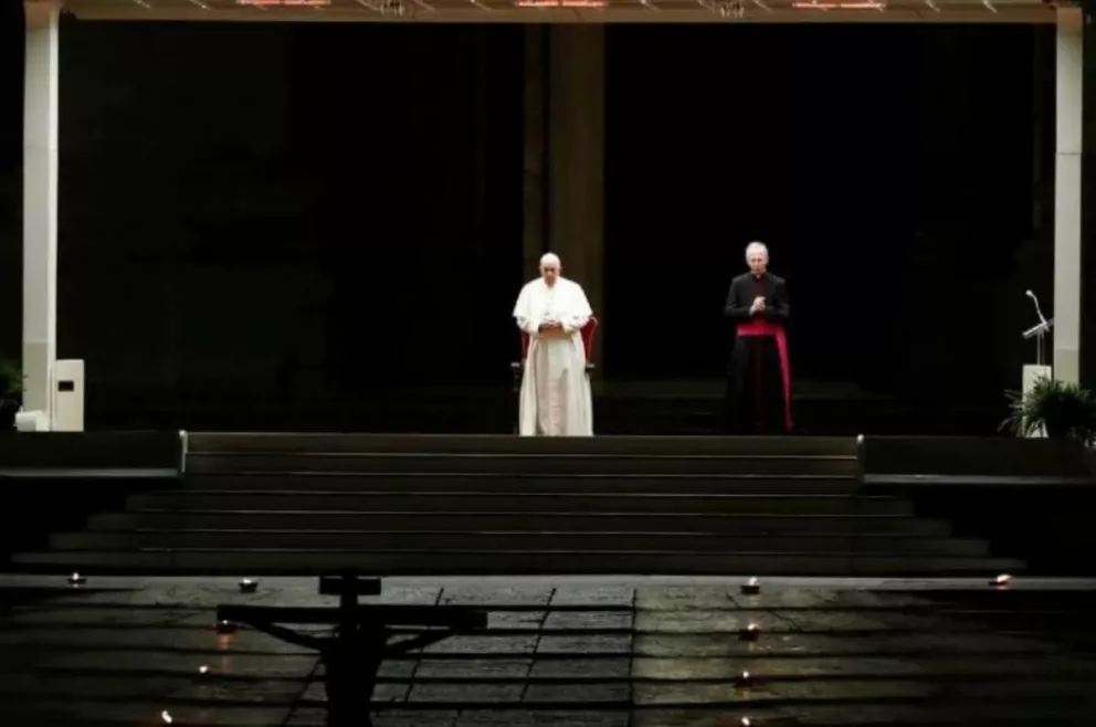 El papa Francisco encabezó el Via Crucis reducido en el Vaticano