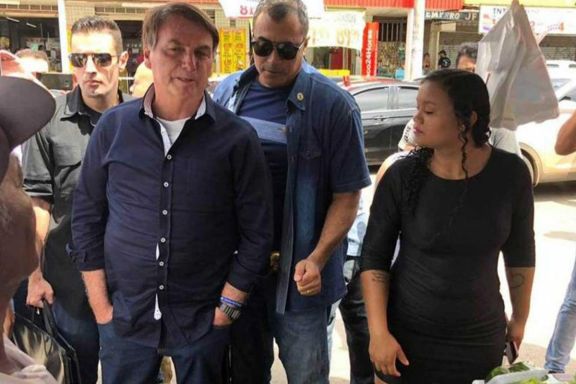 El mandatario paseó por las calles, interactuando y sacándose fotos con la gente. El mandatario paseó por las calles, interactuando y sacándose fotos con la gente.