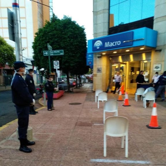 Tercer día frente a los bancos, menos adultos mayores en espera Tercer día frente a los bancos, menos adultos mayores en espera
