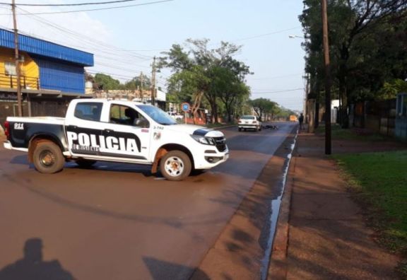 Accidente entre auto y moto en avenida Cabo de Hornos de Posadas Accidente entre auto y moto en avenida Cabo de Hornos de Posadas