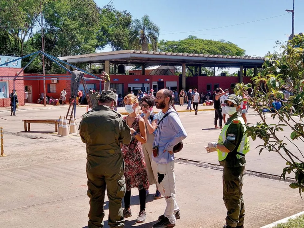 Trasladan a los argentinos varados en Puerto Iguazú