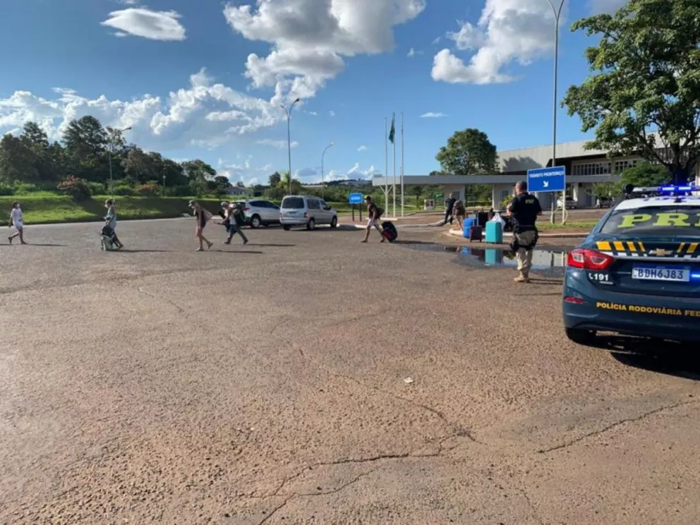 Argentinos varados en el puente fueron trasladados a la aduana brasileña