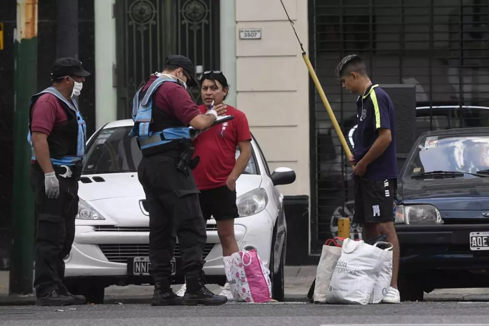 La policía de la ciudad de Buenos Aires realiza controles a los peatones en plena cuarentena obligatoria.