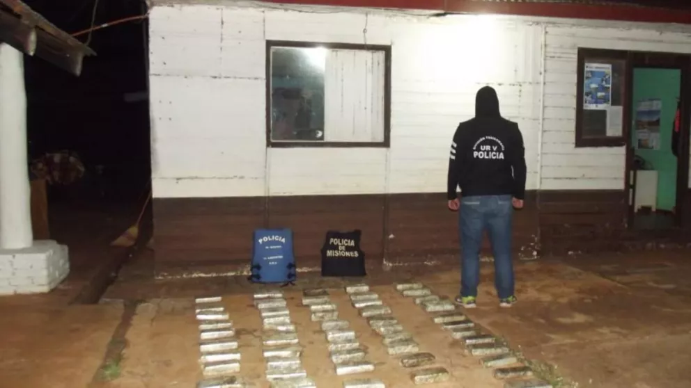 La Policía secuestró 54 panes de marihuana en un pinar de Puerto Libertad