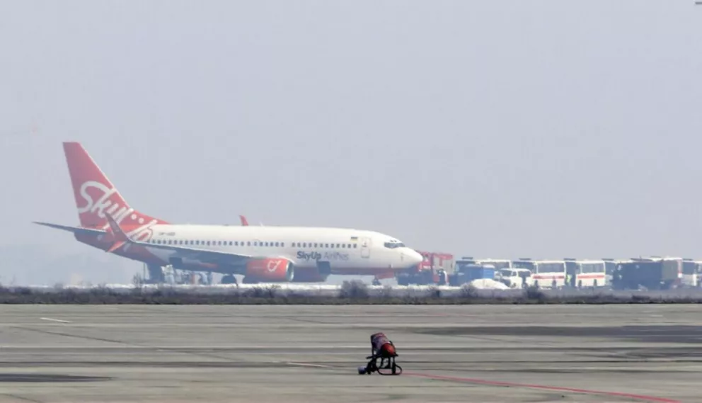 El avión de la línea aérea ucraniana aterriza en Kiev con los evacuados de Wuhan