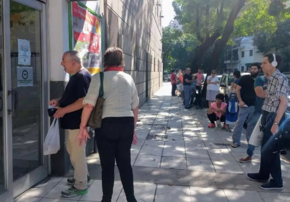 Buenos Aires en Cuarentena: Colas afuera de comercios y entradas reducidas