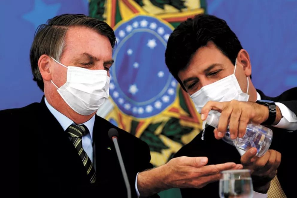 Bolsonaro quiere echar a su ministro de Salud, que pretende continuar