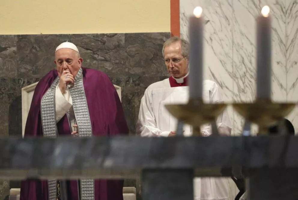 Al Papa Francisco se lo vio tociendo durante las misas de los últimos días