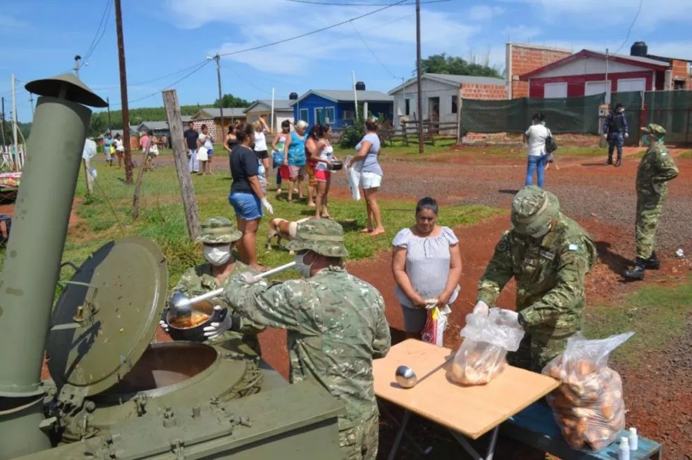 Efectivos del Ejército sirven comida en un barrio de Posadas, en el marco de la emergencia sanitaria